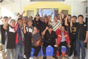 Satu tekad Stop Penambangan Pasir Besi di Sukabumi Selatan dan Jabar Selatan (Mang Ihin - ditengahduduk bertopi)